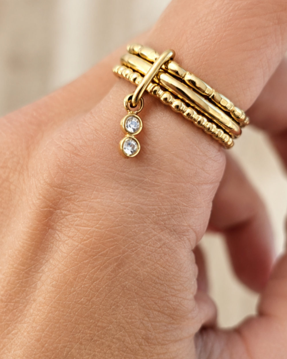 Celeste Ring – Γυναικείο Δαχτυλίδι από Ανοξείδωτο Ατσάλι με Κρεμαστά Ζιργκόν